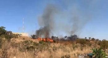 Incêndio atinge o Morro da Serrinha, em Goiânia
